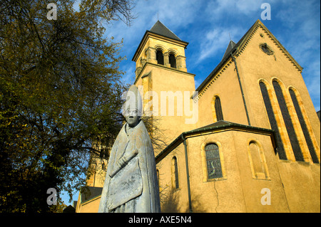 Abtei mit Statue des St. Willibrord, Echternach, Luxemburg Stockfoto