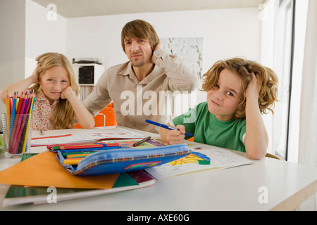 Vater und Kinder Hausaufgaben Stockfoto