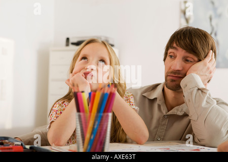 Vater und Tochter (8-9) Hausaufgaben Stockfoto