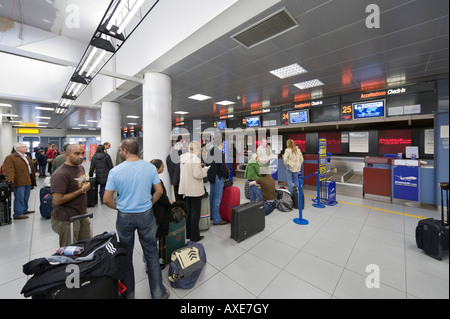 Ryanair Abfertigungsschalter am Flughafen Ciampino, Rom, Italien Stockfoto