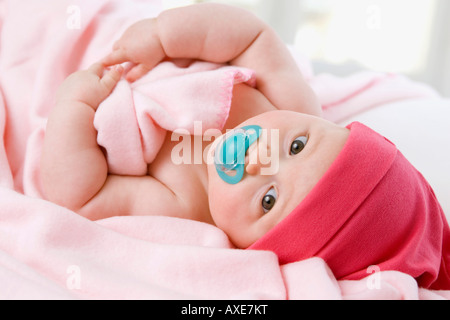 Babymädchen (6-9 Monate) auf Rücken liegend Stockfoto