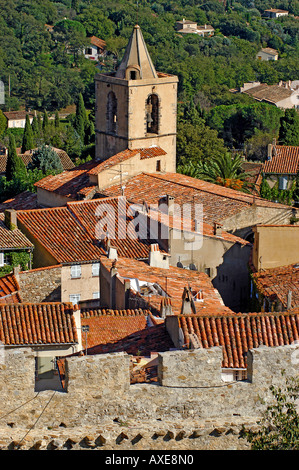 Dächer im Dorf Grimaud, Var, Südfrankreich Stockfoto