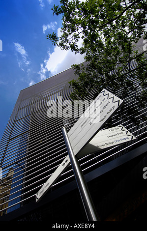 Wegweiser bei mehr London, Tooley Street in der Nähe von Tower Bridge, London Stockfoto
