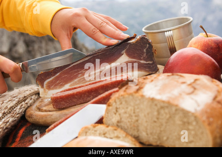 Österreich, Salzburger Land, Picknick mit Brot und Schinken Stockfoto