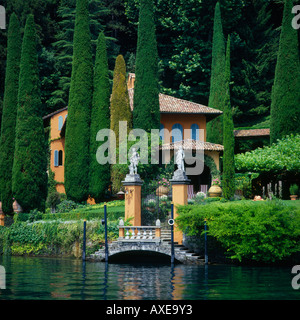 Schöne luxuriöse Villa mit hohen Zypressen im Garten in der Nähe von Tremezzo am See Como Lombardei Provinz Italien Stockfoto