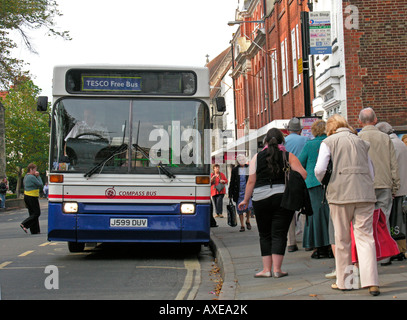 Menschen Schlange stehen und immer auf einen Kompass kostenloser Tesco Bus in West Sussex Chichester Stockfoto