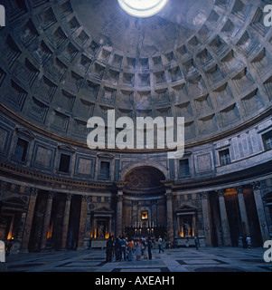 Innenraum des großen Pantheon zeigt die alte Kuppel mit runden Fenster oben in Rom Italien Stockfoto