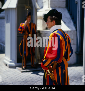 Zwei Schweizer Garde in ihren traditionellen roten gelben und blauen Uniformen im Dienst im Vatikan in Rom Italien Stockfoto