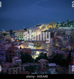 Blick hinunter auf Zakynthos Stadt Platia Agiu Marku Dimokratias Platia Solomu und Waterfront in der Abenddämmerung Zakynthos Insel griechische Inseln Stockfoto