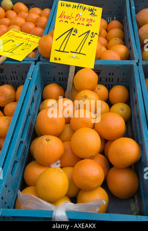 Orangen auf Marktstand Stockfoto