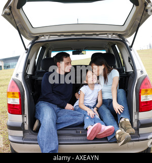 Familie in SUV mit Tür öffnen Stockfoto