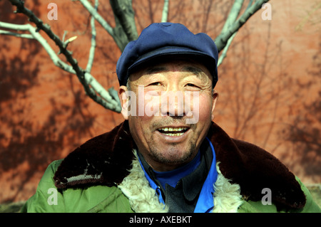 Porträt eines chinesischen Mannes mit einem traditionellen Mao Mütze Stockfoto