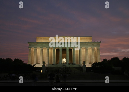 Sonnenuntergang über den Pool und das Lincoln Memorial, Washington DC, Vereinigte Staaten von Amerika widerspiegelt. Stockfoto