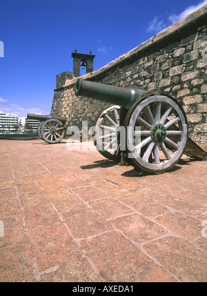 dh Burg San Gabriel ARRECIFE LANZAROTE Kanonen von Burgmauern Stockfoto