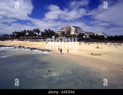 dh Playa de las Cucharas COSTA TEGUISE LANZAROTE Hotel la Salinas und Strand Badeort Kinder Stockfoto