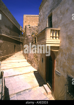 dh die Zitadelle VICTORIA GOZO trat Lane und Haus Balkon bis zu den Burgmauern Stockfoto