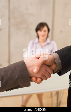 Geschäftsleute, die Hände schütteln Stockfoto