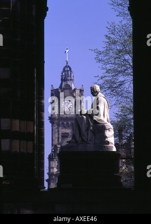 dh Princes Street Gardens PRINCES ST Gärten EDINBURGH Sir Walter Scotts Memorial Statue Denkmal und Balmoral Hotel Clock tower Stockfoto