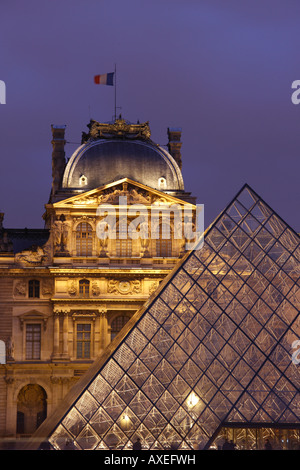 Paris, Louvre, Innenhof des Louvre Mit Pyramide von Ieoh Ming Pei Stockfoto
