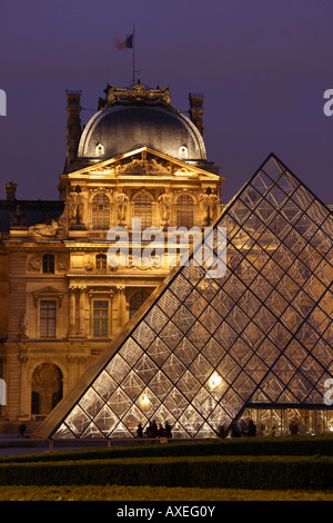 Paris, Louvre, Innenhof des Louvre Mit Pyramide von Ieoh Ming Pei Stockfoto