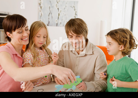 Familie tun, Handwerk, Lächeln, Porträt Stockfoto