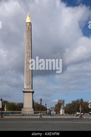Paris, Place De La Concorde, Obelisk Mit Blick Auf Den Arc de Triomphe Stockfoto