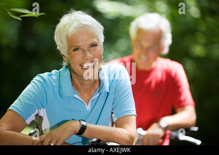 Älteres Paar mit Bikes, Frau, Lächeln, Porträt Stockfoto