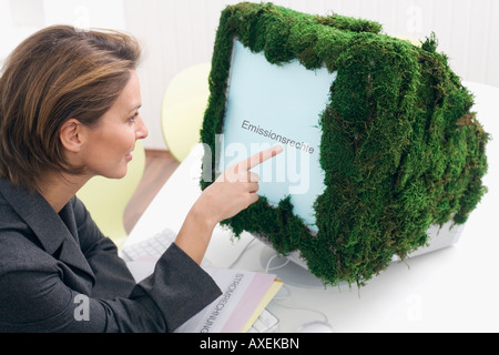 Geschäftsfrau mit Dienstprogramm Rechnung sitzen vor dem computer Stockfoto