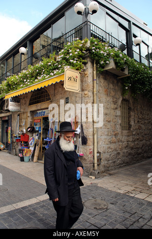 Ein Alter orthodoxen jüdischen Mann herein den alten Nachalat Shiva Nachbarschaft in Jerusalem Stockfoto