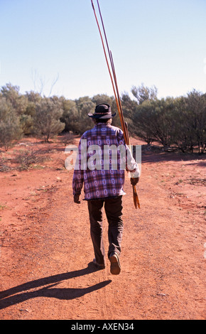 Traditionellen Eigentümer mit der Jagd Speere Zentralaustralien Stockfoto