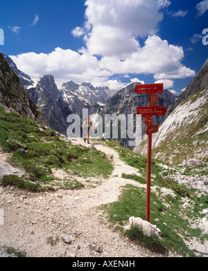 Walker am Luknja-Pass in den Julischen Alpen, Gorenjska, Slowenien. Luknja ist an der Spitze der Vrata Tal über Mojstrana Stockfoto