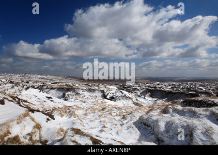 Verschneite Torf Groughs auf Bleaklow in Richtung Bleaklow Steinen und Upper Derwent Valley, Derbyshire, Peak District National Park, UK Stockfoto