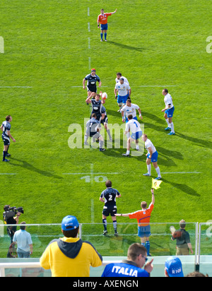 Eine italienische Fan Uhren einen Wurf in 2008 Six Nations Rugby clash zwischen Schottland und Italien im Stadio Flaminio in Rom. Stockfoto