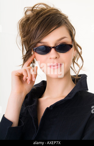 Porträt der jungen Frau mit Sonnenbrille Stockfoto