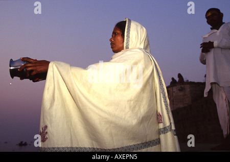 Radha verehrt eine niedrigen Kaste Hindus Priesterin am Fluss Ganges in Varanasi, Indien Stockfoto