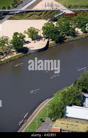 Yarra River am Rudern Schuppen, mit Birrarung Marr im Hintergrund, Melbourne, Victoria, Australien Stockfoto