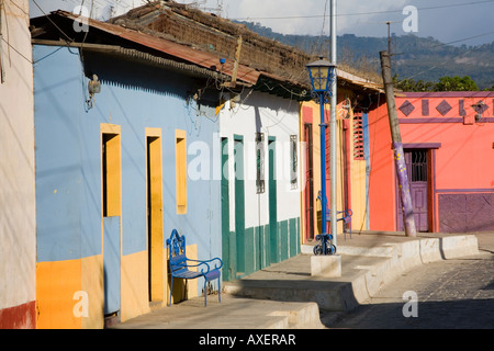 Bunte Adobe Gebäude Concepcion de Ataco El Salvador Stockfoto