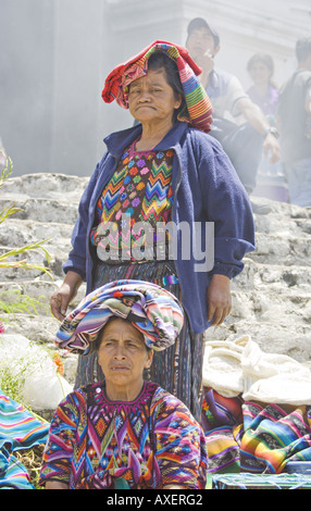 GUATEMALA CHICHICASTENANGO lokale Anbieter verkaufen alles von Blumen und Gemüse auf den Stufen des Santo Tomas Weihrauch Stockfoto