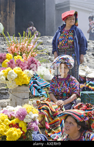 GUATEMALA CHICHICASTENANGO lokale Anbieter verkaufen alles von Blumen und Gemüse auf den Stufen des Santo Tomas Weihrauch Stockfoto