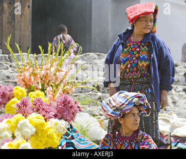 GUATEMALA CHICHICASTENANGO lokale Anbieter verkaufen alles von Blumen und Gemüse auf den Stufen des Santo Tomas Weihrauch Stockfoto