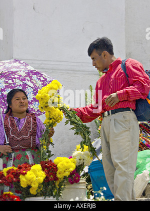 GUATEMALA CHICHICASTENANGO TLocal Anbieter verkaufen alles von Blumen und Gemüse auf den Stufen des Santo Tomas Weihrauch Stockfoto