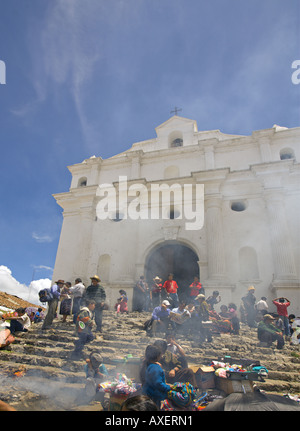 GUATEMALA CHICHICASTENANGO lokale Anbieter verkaufen alles von Blumen und Gemüse auf den Stufen des Santo Tomas Weihrauch Stockfoto