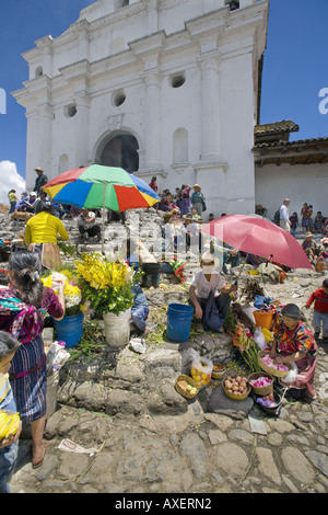 GUATEMALA CHICHICASTENANGO lokale Anbieter verkaufen alles von Blumen und Gemüse auf den Stufen des Santo Tomas Weihrauch Stockfoto