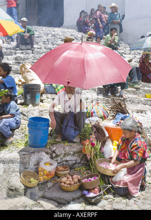 GUATEMALA CHICHICASTENANGO lokale Anbieter verkaufen alles von Blumen und Gemüse auf den Stufen des Santo Tomas Weihrauch Stockfoto