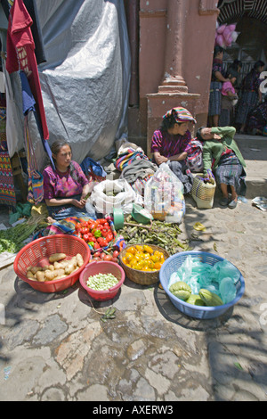 GUATEMALA CHICHICASTENANGO lokale indigene Frauen in traditioneller Kleidung verkaufen Obst und Snacks auf der Straße Stockfoto