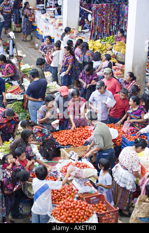 GUATEMALA CHICHICASTENANGO eine Draufsicht des großen indoor indigenen Gemüsemarktes in Chichicastenango Stockfoto