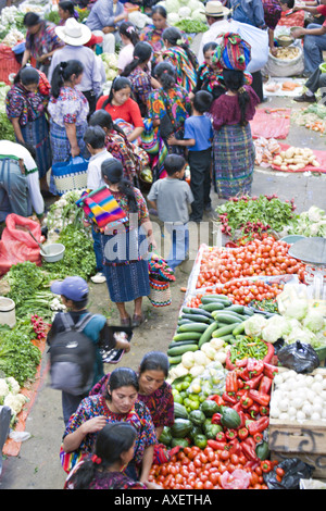 GUATEMALA CHICHICASTENANGO eine Draufsicht des großen indoor indigenen Gemüsemarktes in Chichicastenango Stockfoto