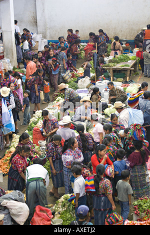 GUATEMALA CHICHICASTENANGO eine Draufsicht des großen indoor indigenen Gemüsemarktes in Chichicastenango Stockfoto