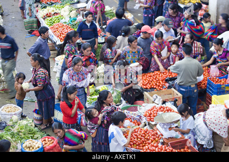 GUATEMALA CHICHICASTENANGO eine Draufsicht des großen indoor indigenen Gemüsemarktes in Chichicastenango Stockfoto