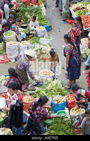 GUATEMALA CHICHICASTENANGO eine Draufsicht des großen indoor indigenen Gemüsemarktes in Chichicastenango Stockfoto